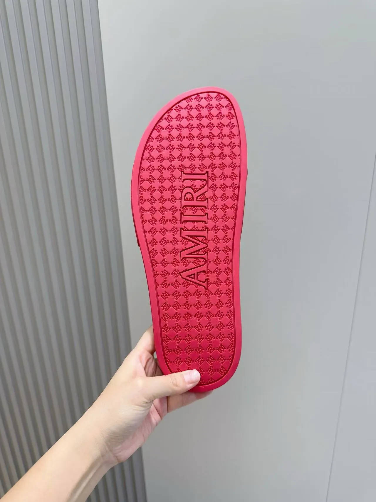 [AMIRI* Emil] P: 300💰 Size: 39-45 Official website new original 1:1 AMIRI* Emil classic men's slippers, high-end boutique, original material, TPU upper, foam bottom, fine workmanship, casual, loose and comfortable, a must-have in summer.